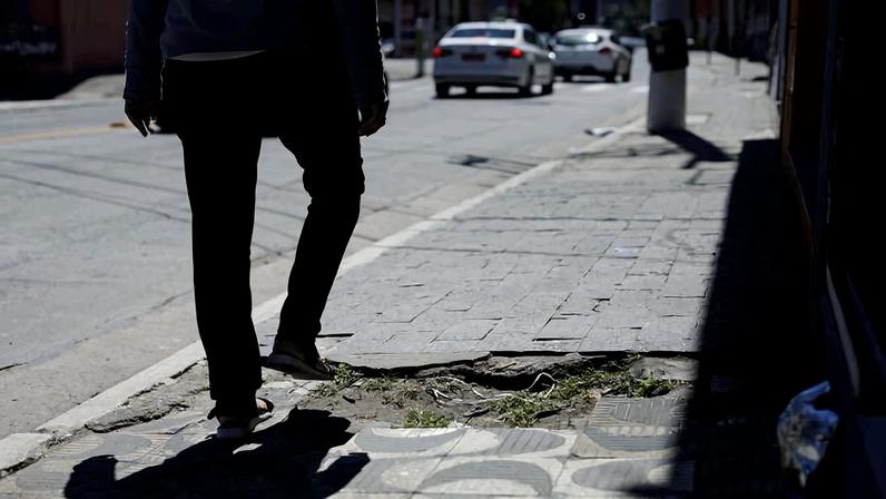 Buraco em calçada na zona norte de São Paulo