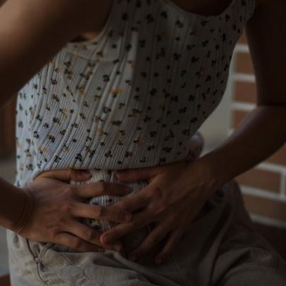 Cólicas menstruais afetam 40% das meninas e levam a faltas às aulas no Brasil