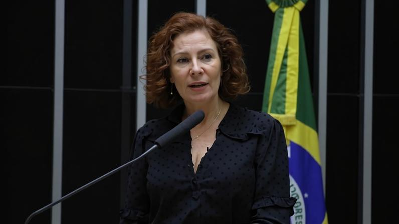 A então deputada Carla Zambelli durante sessão na Câmara dos Deputados