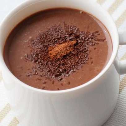 Chocolate quente funcional ganha receita cremosa para dias frios
