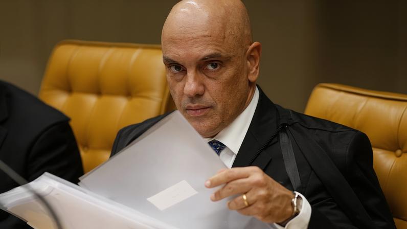 O ministro Alexandre de Moraes durante sessão plenária do STF