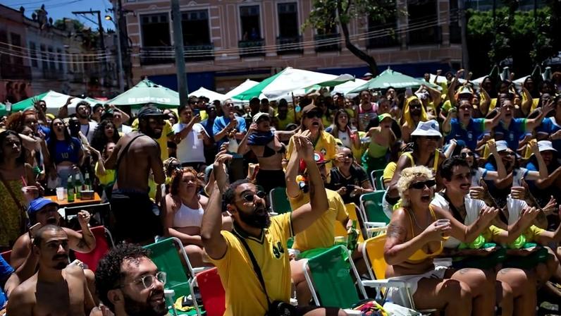 Torcedores da seleção brasileira assistem a jogo entre Brasil e Croácia, na região portuária do Rio de Janeiro na Copa de 2022