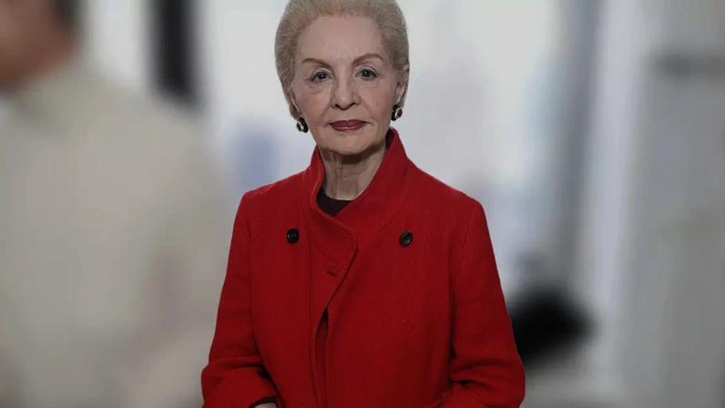 Carolina Herrera sabe o segredo: como dar um toque especial a qualquer look com saia midi ou calça larga neste Outono-Inverno.