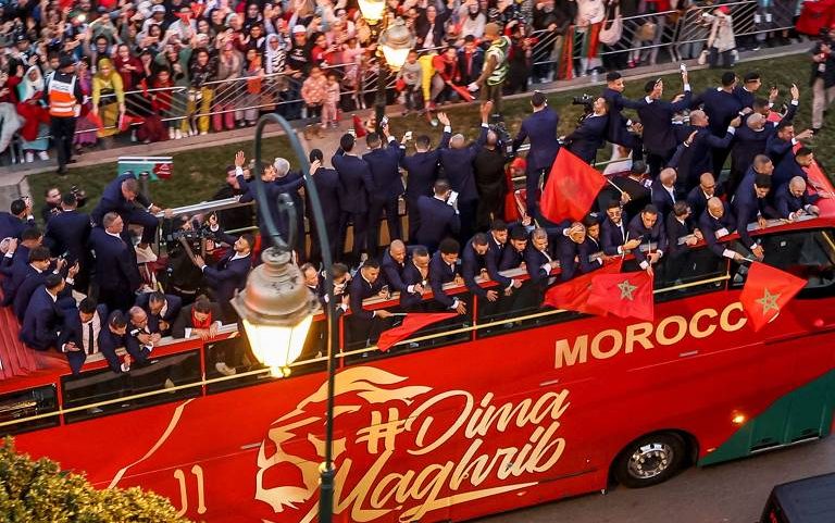 Jogadores da seleção marroquina celebram com torcedores resultado inédito na Copa do Qatar, em 2022, em Rabat