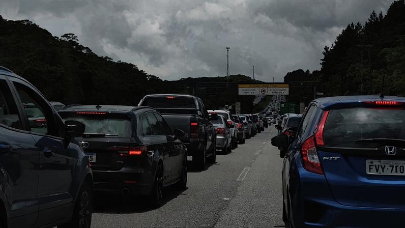 Trecho da Rodovia dos Imigrantes, sentido litoral
