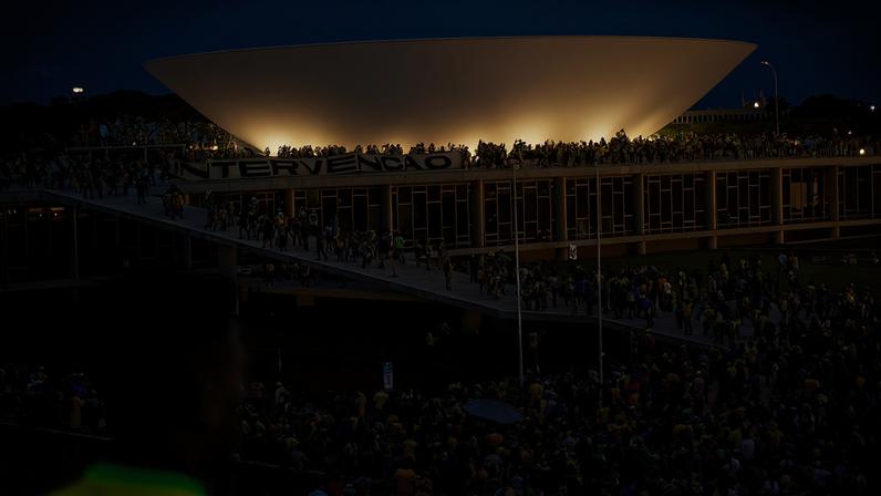 Golpistas invadem a praça dos Três Poderes e depredam os prédios