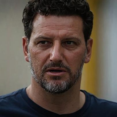 Elano diz ter tentado visitar Robinho na prisão, sem sucesso