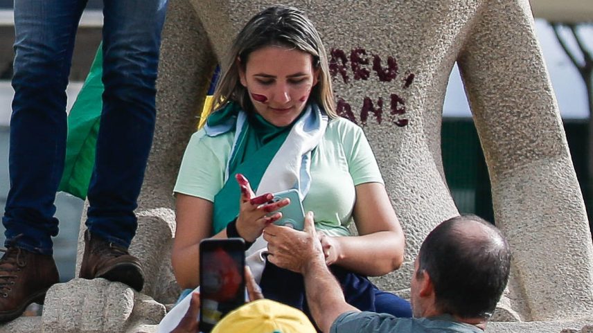 Débora Rodrigues dos Santos foi identificada pichando estátua na Praça dos Três Poderes com batom.