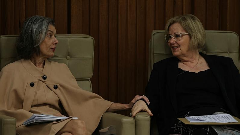 Cármen Lúcia, hoje a única mulher no Supremo, ao lado da ex-ministra Rosa Weber, que se aposentou em 2023