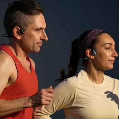 Fones de condução óssea ganham popularidade entre corredores por maior segurança