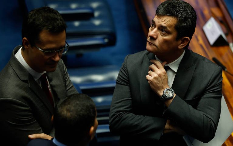 O senador Sérgio Moro (dir.), ao lado do então deputado Deltan Dallagnol, no plenário do Senado Federal em março de 2023.