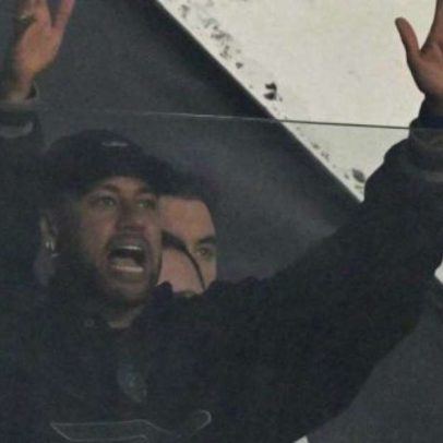 Neymar marca presença na Vila Belmiro e recebe homenagens do Santos
