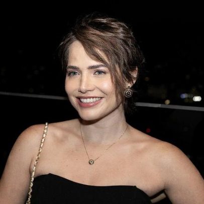 Letícia Colin usa o metrô para ir ao show de Shakira no Rio