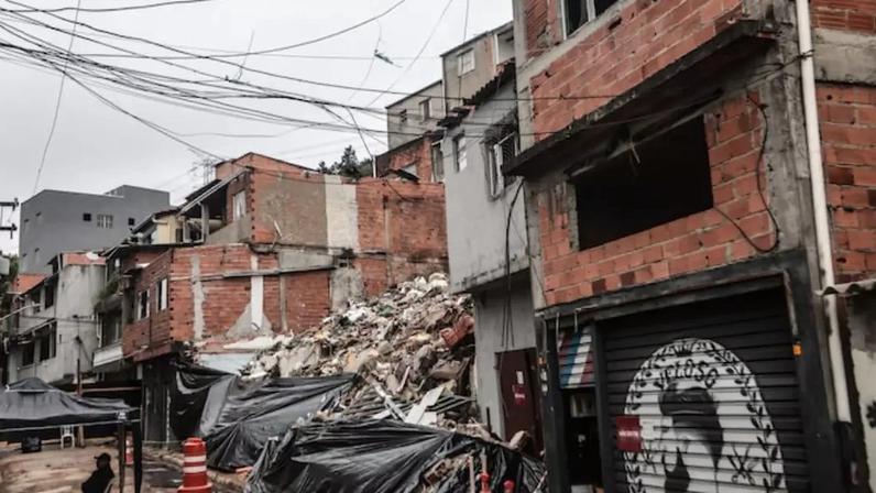 Explosão provocada em obra da Sabesp no Jaguaré, zona oeste, deixou várias casas destruídas e outras, interditadas
