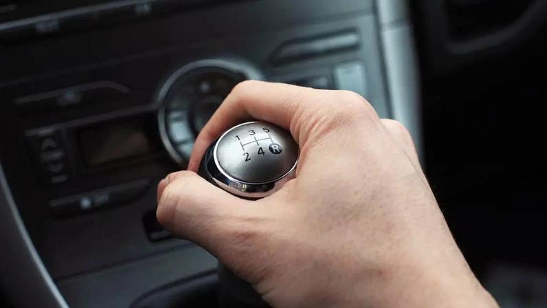 A presença de carros com câmbio manual, por décadas predominante em muitos mercados, vem diminuindo de forma consistente em vários países – depositphotos.com / jjayo