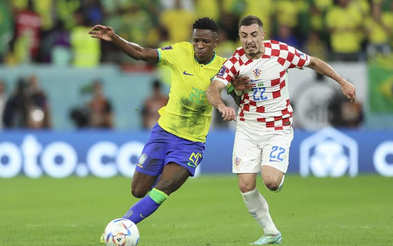 Vinícius Júnior disputa a bola com Juranović, da Croácia, durante quartas de final da Copa do Mundo de 2022, no Qatar