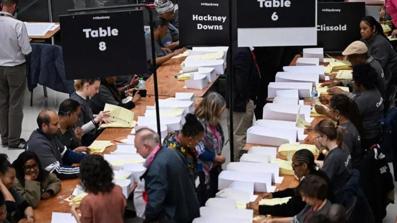 Funcionários eleitorais contam votos nas eleições locais, em Londres, Grã-Bretanha, em 8 de maio de 2026.