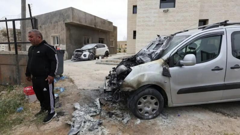 Colonos israelenses atearam fogo em mesquita e carro na Cisjordânia em 15 de maio