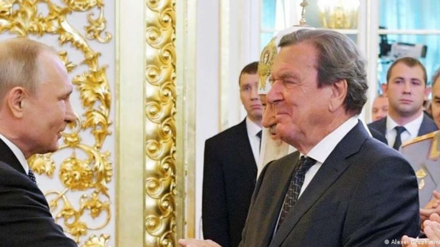 Após deixar o cargo de chanceler federal, Schröder passou a ser criticado por sua proximidade com Vladimir Putin e seu profundo envolvimento com empresas de energia estatais russas