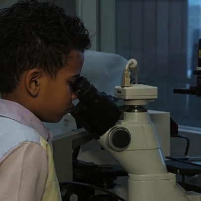 Menino de 9 anos entra na universidade com sonho de operar cérebros