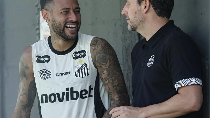 Neymar em treino no CT Rei Pelé –