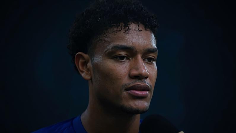 Kaique Kenji em momento de agradecimento após anotar o gol do trunfo do Cruzeiro –