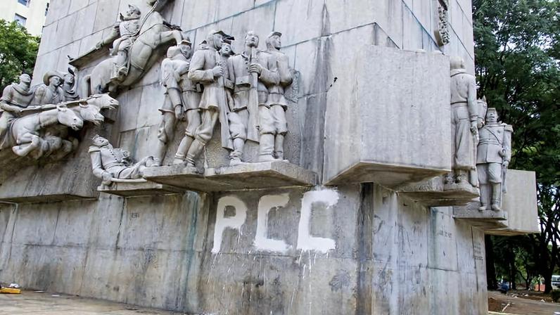 Monumento de Duque de Caxias pichado com "PCC"