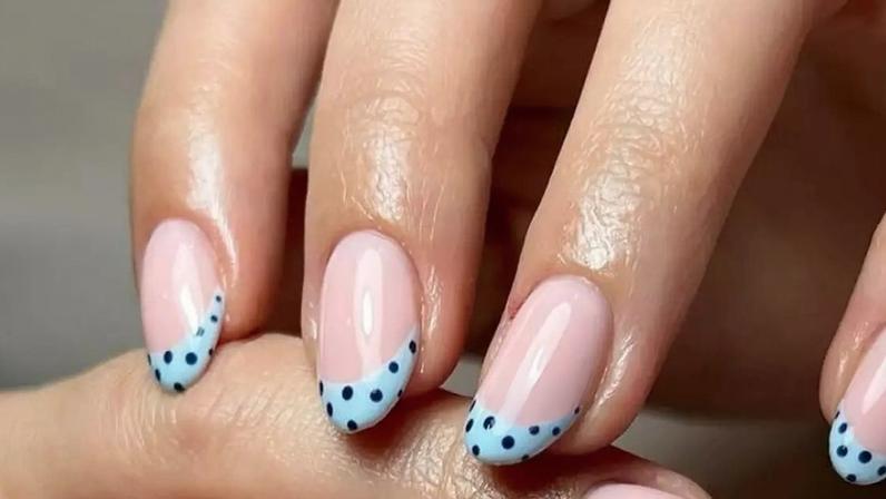Oito unhas decoradas para exibir mãos divertidas e originais e dar uma pitada de cor no Outono-Inverno 2026.