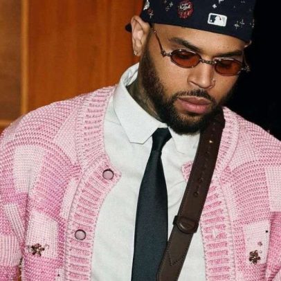 Chris Brown rebate Pitchfork e manda ouvir Zara Larsson