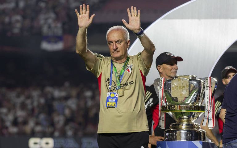 Dorival Júnior durante premiação da Copa do Brasil