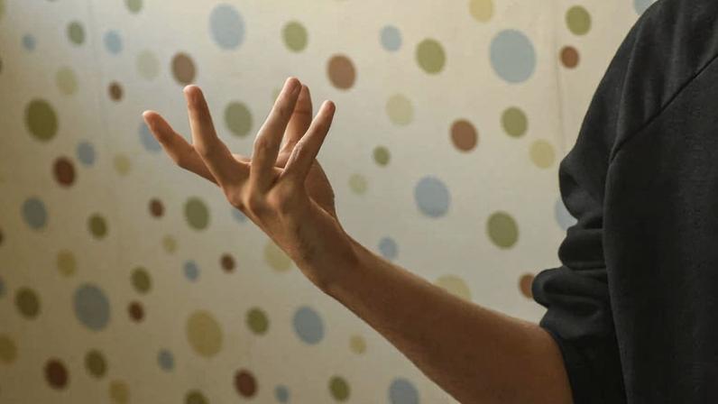 Jovem com autismo em sessão de tratamento, em São Paulo