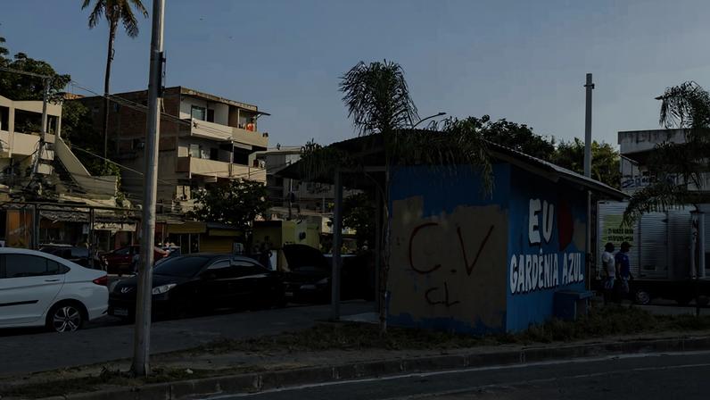 Pichações do Comando Vermelho que mostram a união entre tráfico e milícia, na entrada do bairro Gardênia, na zona oeste do Rio de Janeiro