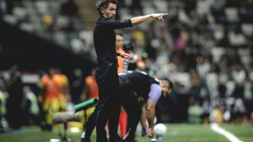 Barba orienta o time alvinegro à beira do campo –
