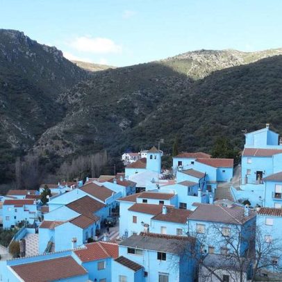 Vila dos Smurfs na Espanha atrai turistas com casas azuis
