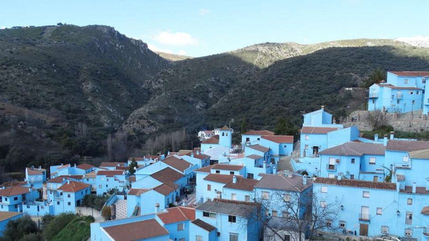 Vila dos Smurfs na Espanha atrai turistas com casas azuis