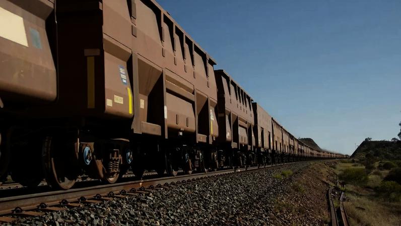 Em pleno deserto australiano, trens de minério de ferro com mais de 2,5 quilômetros cruzam paisagens quase desabitadas, arrastando centenas de vagões carregados rumo aos portos do Oceano Índico – depositphotos.com / adwo@hotmail.com