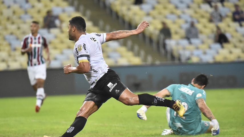 Hulk e Fábio em partida entre Fluminense e Atlético-MG — Foto: André Durão