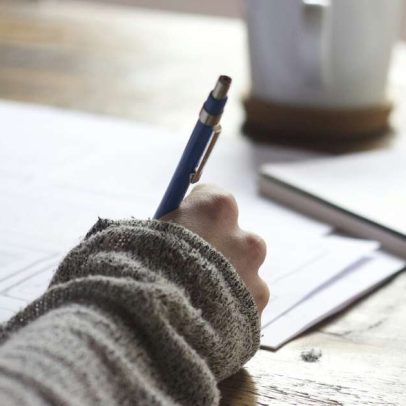 Neurociência aponta por que algumas pessoas preferem papel ao teclado