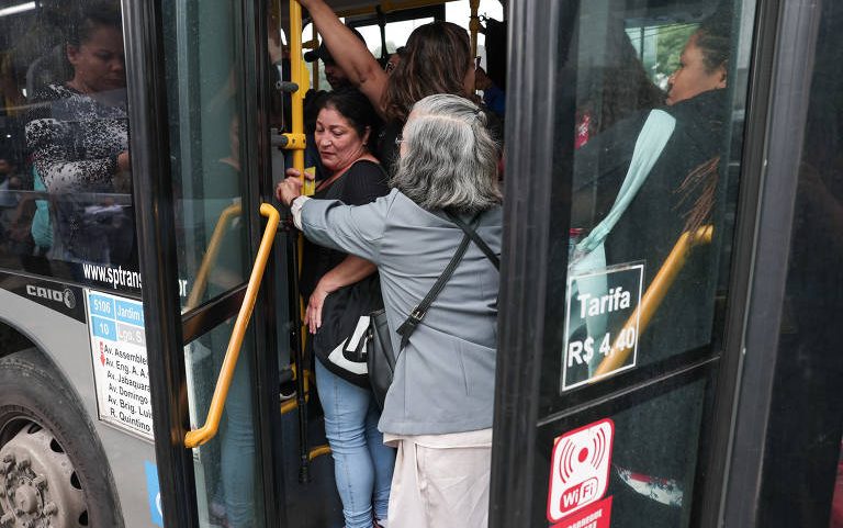 Passageiros embarcam em ônibus no terminal Jabaquara, em São Paulo - Danilo Verpa/Folhapress