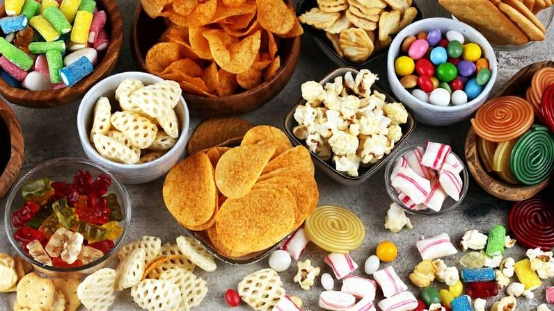 Salgadinhos e balas estão entre os exemplos de alimentos ultraprocessados