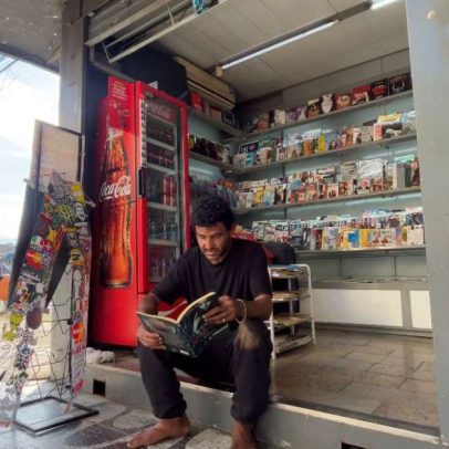 Morador de rua usa leitura para combater vício em crack em Porto Alegre