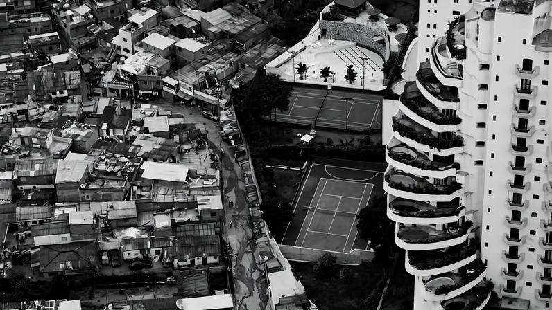 Condomínio de luxo ao lado da favela Paraisópolis, em São Paulo (DF)