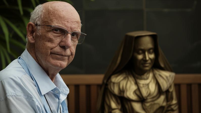 Padre Júlio Lancellotti, na Paroquia São Miguel Arcanjo, na Mooca, com estatua da Irmã Dulce