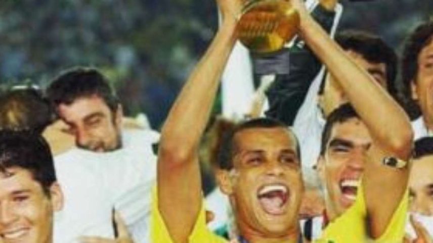 Pernambucano Rivaldo, levantando a taça de Campeão em 2002