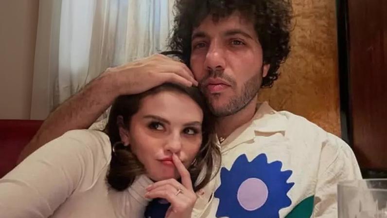 Selena Gomez vira assunto após revelações de Benny Blanco sobre sua alimentação e levanta reflexões sobre pressão estética e saúde emocional