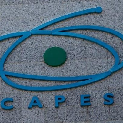 Capes lança edital com bolsa de R$ 5.200 para mães pesquisadoras