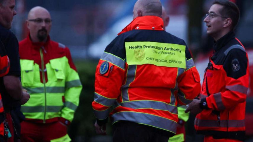 Médicos chegam à Base Aérea de Eindhoven, na Holanda, em 10 de maio de 2026, para receber passageiros do MV Hondius.