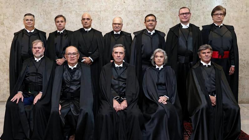 Composição da corte até a aposentadoria do ministro Luís Roberto Barroso; em pé, da esq. para a dir. estão Flávio Dino, André Mendonça, Alexandre de Moraes, Edson Fachin, Kassio Nunes Marques, Cristiano Zanin e o procurador-geral da República, Paulo Gonet; sentados estão os ministros Dias Toffoli, Gilmar Mendes, Luís Roberto Barroso, Cármen Lúcia e Luiz Fux