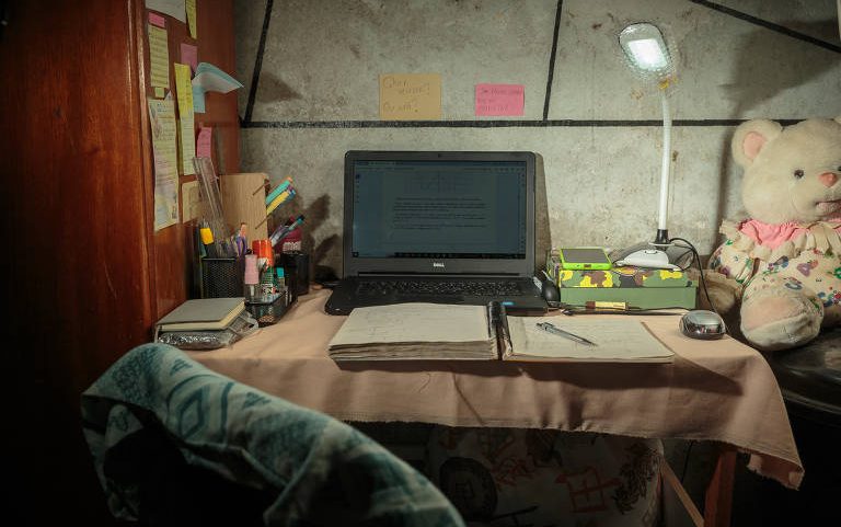 Espaço de trabalho de aluna de educação a distância em São Paulo