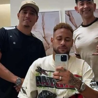 Neymar aparece com cabelo azul em foto que viralizou nas redes